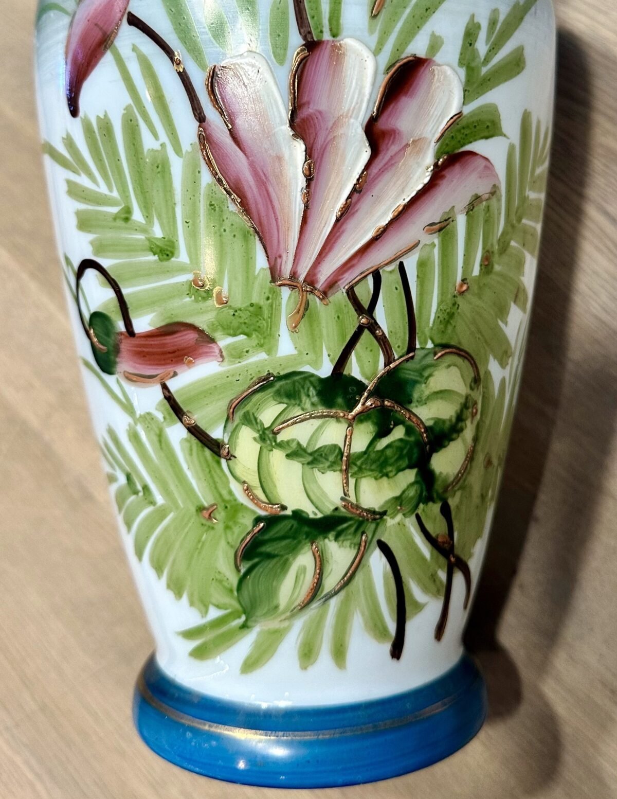 <p>Vaas -glas - handbeschilderd in azuurblauw, roze en groen</p> - Brocante