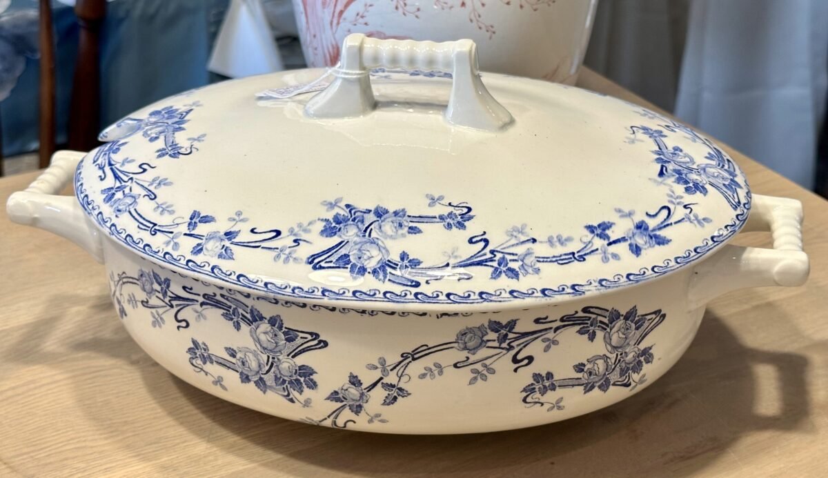 <p>Soepterrine - Boch Frères Kèramis (B.F.K.) - décor ROSA in blauw met Art Nouveau tekening - model MERCURE</p> - Boch