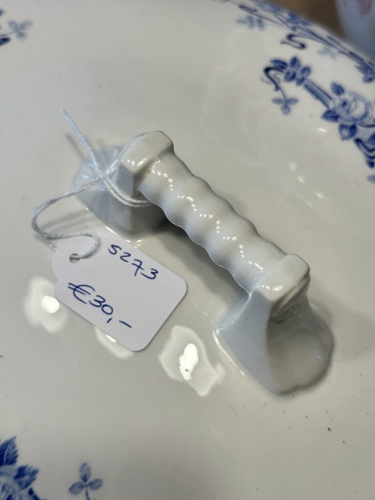 <p>Soepterrine - Boch Frères Kèramis (B.F.K.) - décor ROSA in blauw met Art Nouveau tekening - model MERCURE</p> - Boch
