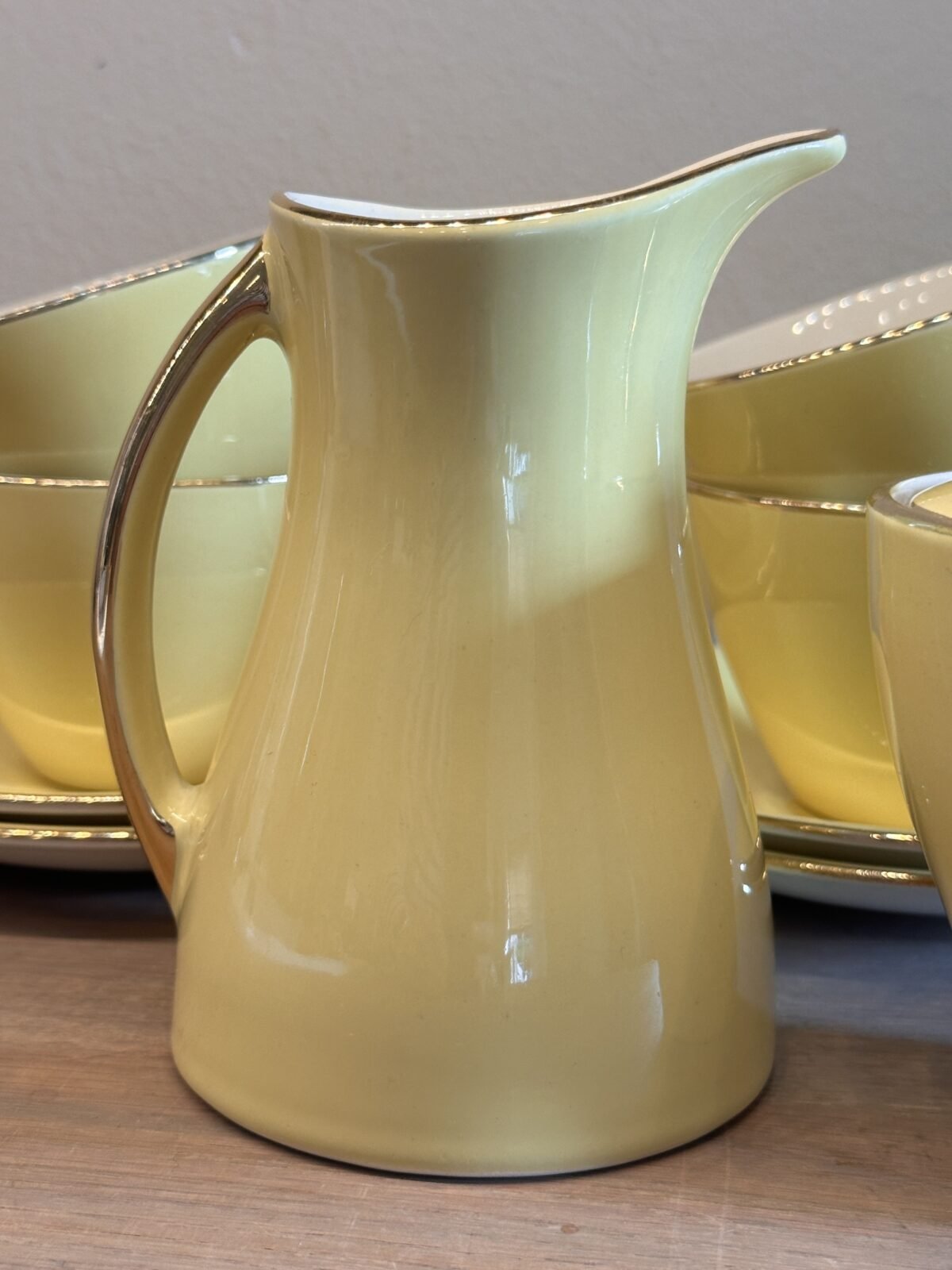 <p>Melkkan - Boch - model SATURN/MIAMI (1957-1962) - décor in okergeel met goudkleurige handgreep</p> - Boch