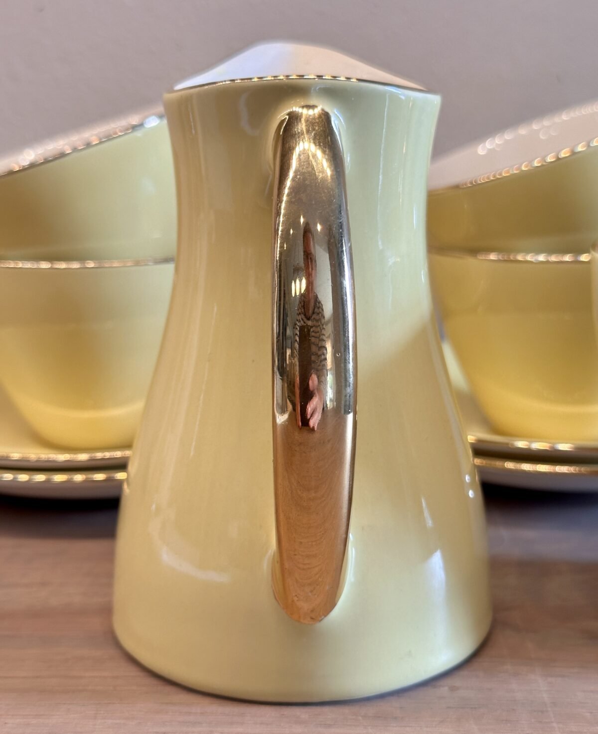 <p>Melkkan - Boch - model SATURN/MIAMI (1957-1962) - décor in okergeel met goudkleurige handgreep</p> - Boch