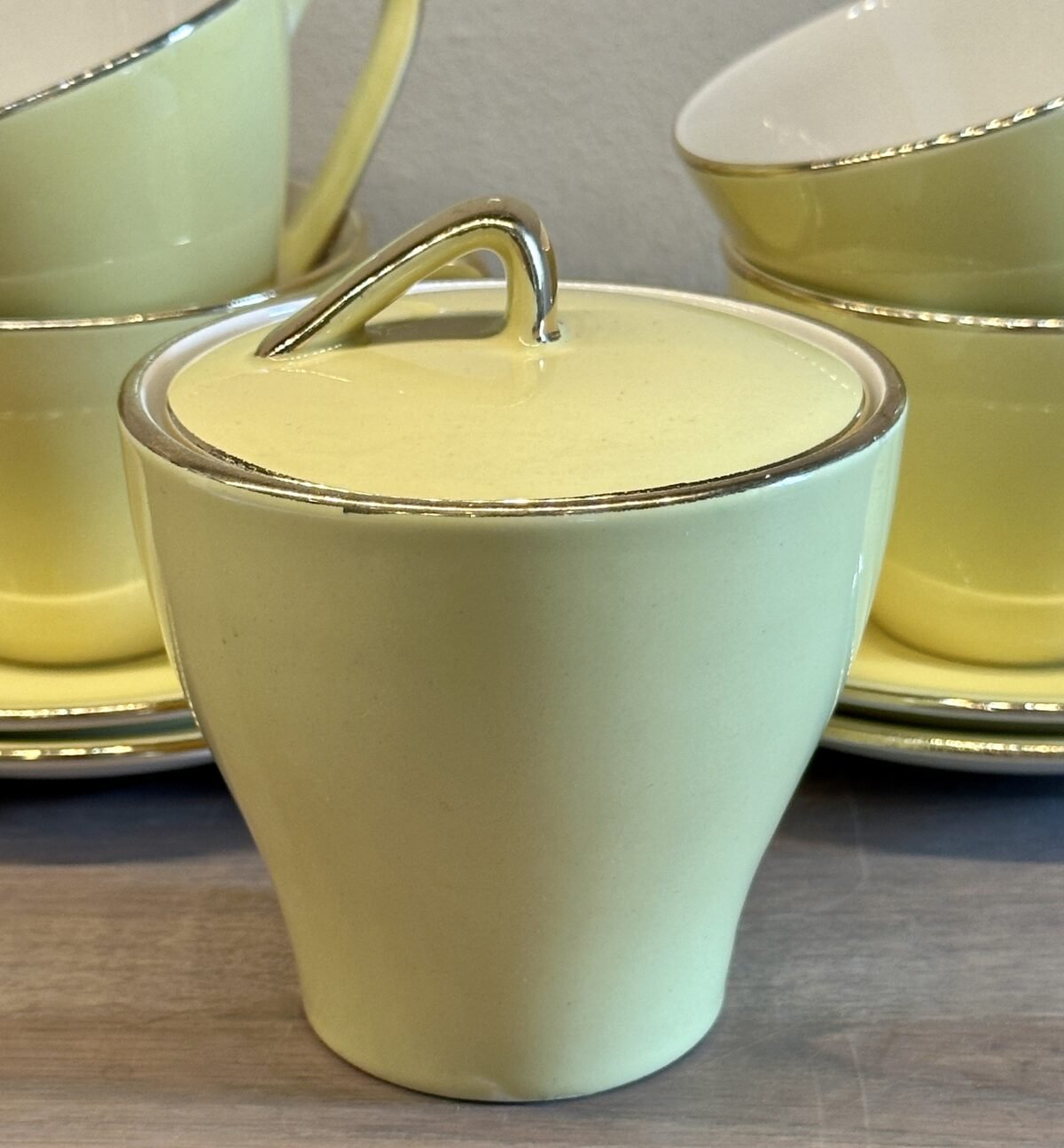 <p>Suikerpot - Boch - model SATURN/MIAMI (1957-1962) - décor in okergeel met goudkleurige handgreep</p> - Boch