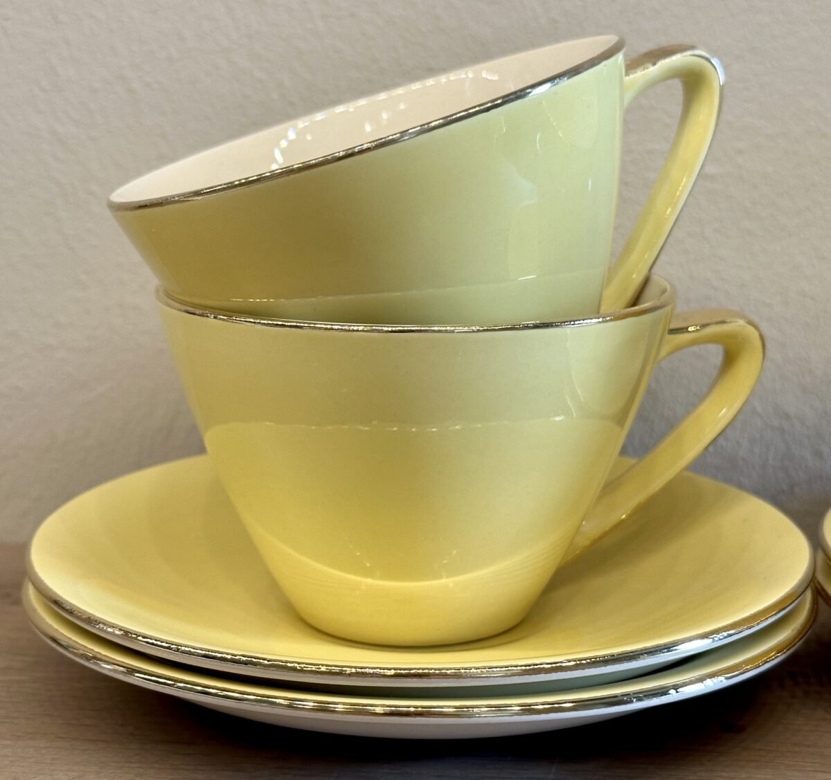 <p>Kop en schotel - Boch - model SATURN/MIAMI (1957-1962) - décor in okergeel met goudkleurige handgreep</p> - Boch