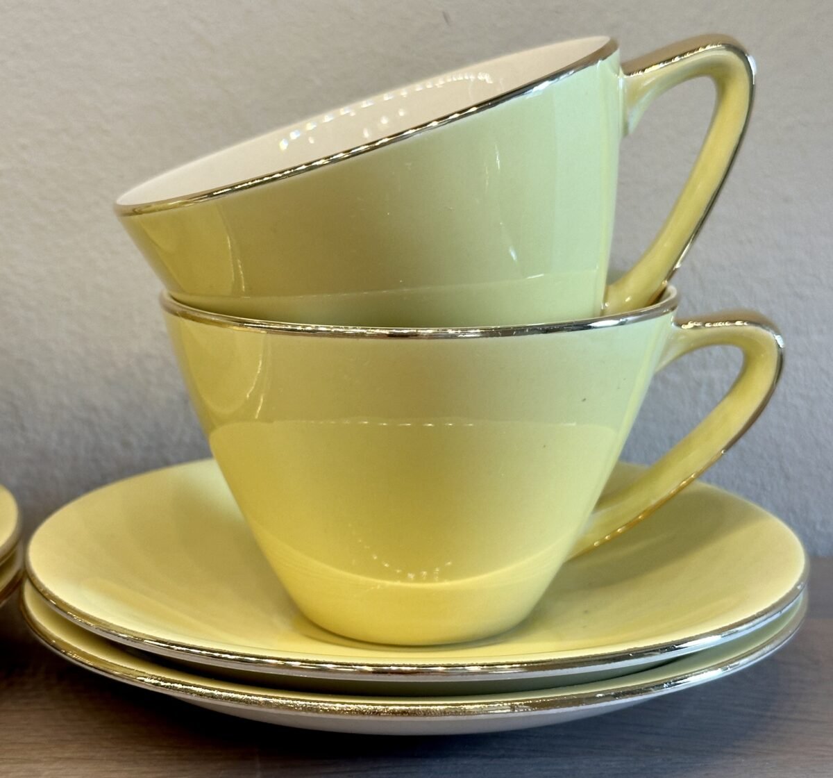 <p>Kop en schotel - Boch - model SATURN/MIAMI (1957-1962) - décor in okergeel met goudkleurige handgreep</p> - Boch