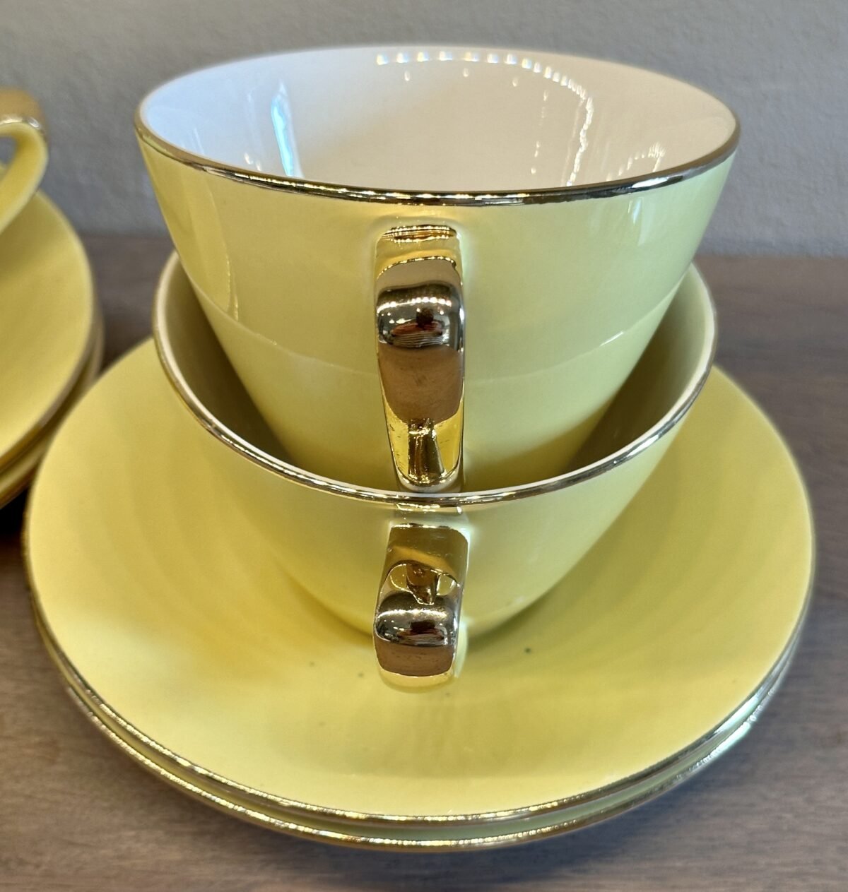 <p>Kop en schotel - Boch - model SATURN/MIAMI (1957-1962) - décor in okergeel met goudkleurige handgreep</p> - Boch