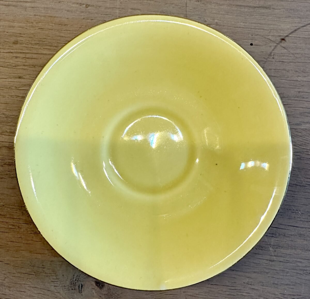 <p>Kop en schotel - Boch - model SATURN/MIAMI (1957-1962) - décor in okergeel met goudkleurige handgreep</p> - Boch