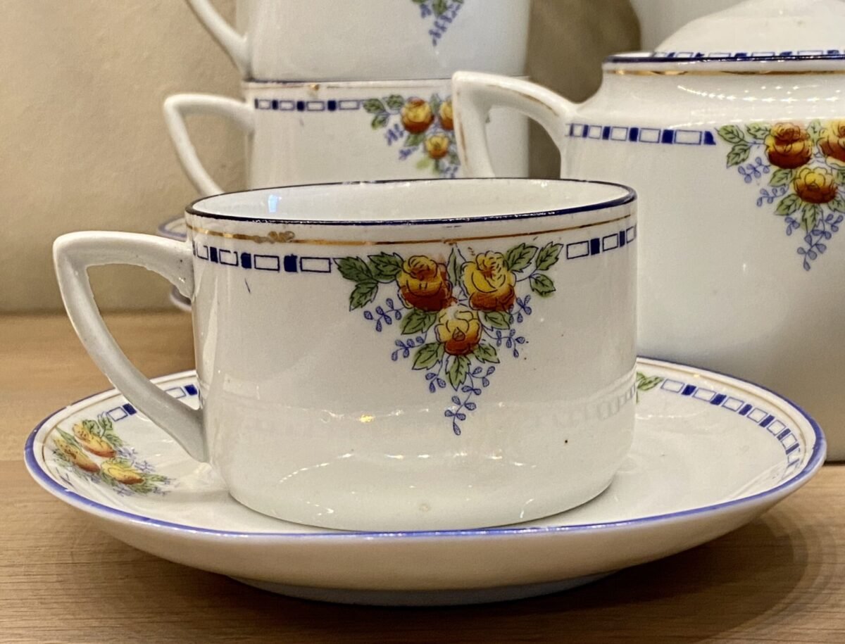 Koffieservies - Louis Regout / Mosa - décor 48 (rode roosjes me donkerblauwe en goudkleurige lijntjes) - model 1351? (blindmerk) - Mosa