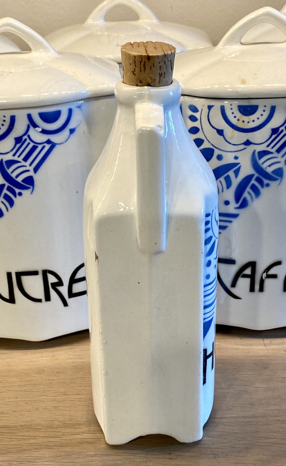 Karafje - met kurkje - St. Ghislain - helderblauw Art Deco spuitdecor van gestileerde bloemen en geometrische figuren - Overig België
