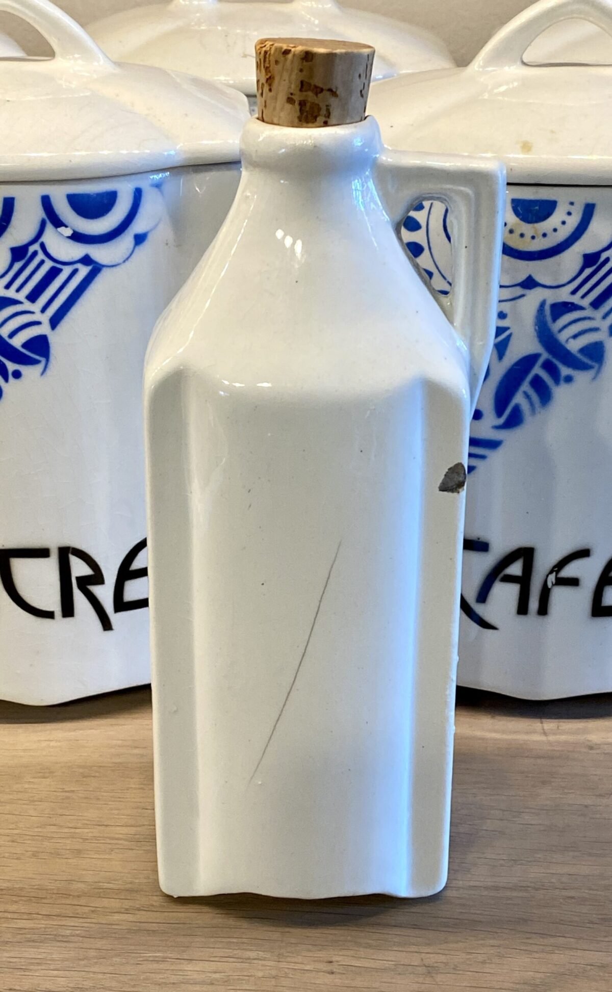 Karafje - met kurkje - St. Ghislain - helderblauw Art Deco spuitdecor van gestileerde bloemen en geometrische figuren - Overig België