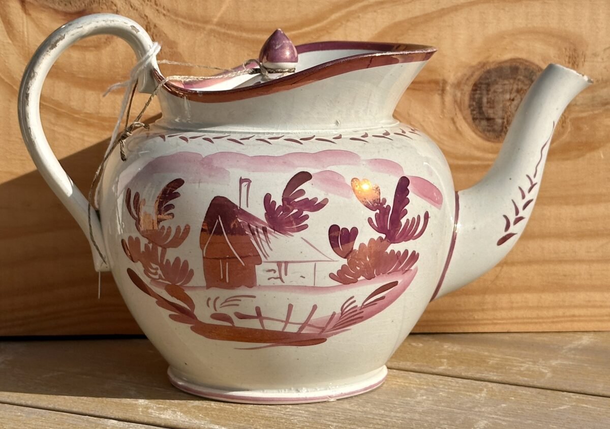 <p>Theepotje - model met kraag - Sunderland lustreware/pink lustreware - ca. 1820-1825 - cottage design/décor met huisje/huis</p> - Onbekend