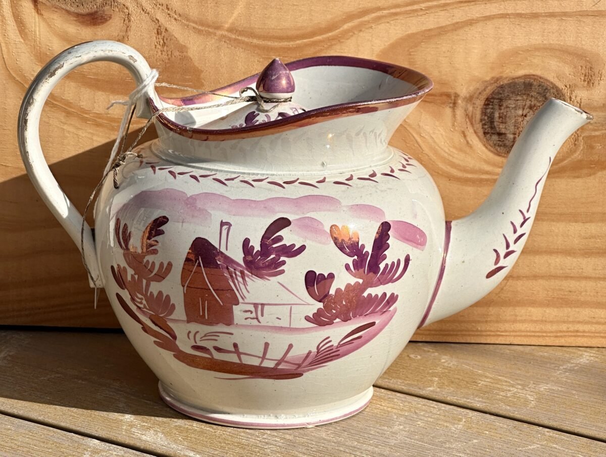 <p>Theepotje - model met kraag - Sunderland lustreware/pink lustreware - ca. 1820-1825 - cottage design/décor met huisje/huis</p> - Onbekend