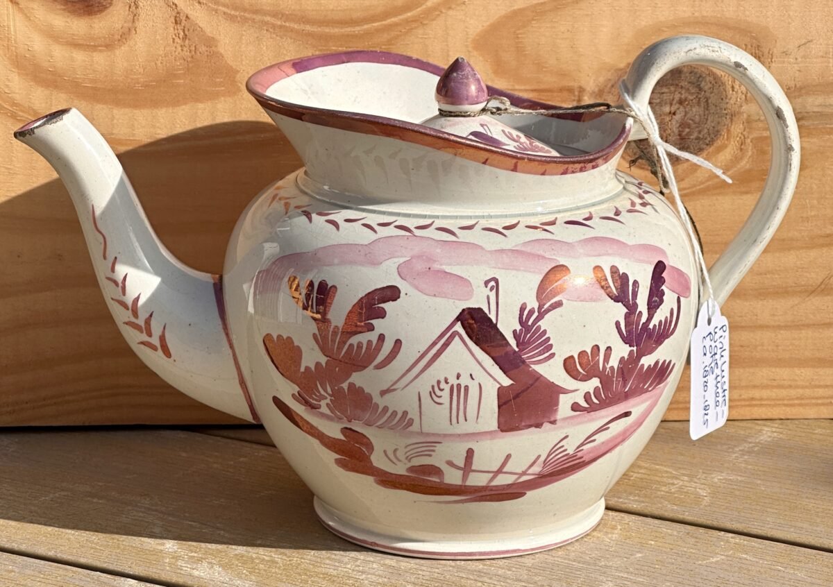 <p>Theepotje - model met kraag - Sunderland lustreware/pink lustreware - ca. 1820-1825 - cottage design/décor met huisje/huis</p> - Onbekend