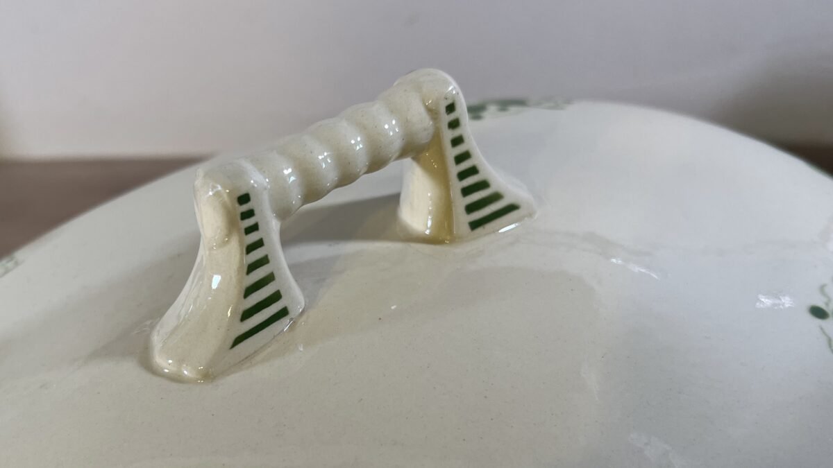 <p>Soepterrine - groot langwerpig model - Boch - model MERCURE - décor in Aero groen</p> - Boch