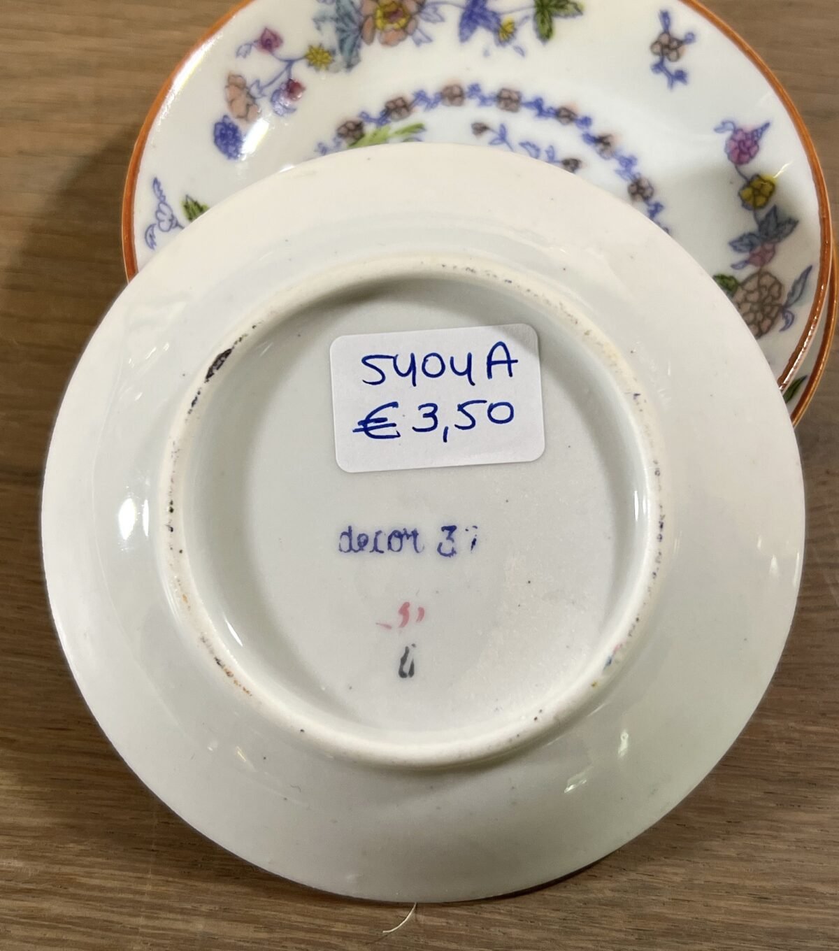 <p>Schoteltje - klein formaat (kinderserviesje?) - Mosa/Louis Regout - décor 373 van roze bloemen met paars, oranje en blauw</p> - Mosa