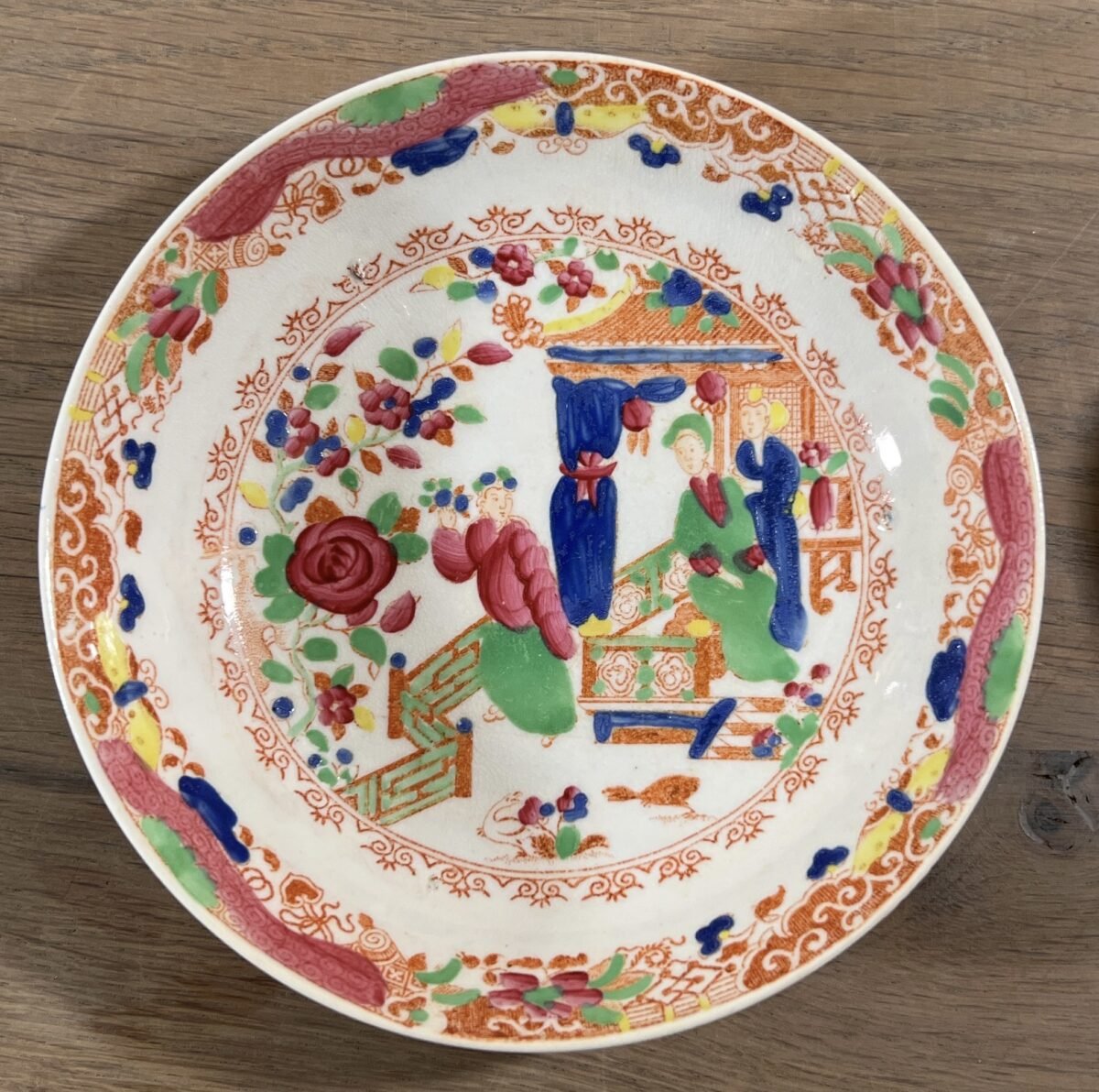 <p>Kommetje met schoteltje - ongemerkt (Engeland?) - deels handgeschilderd Chinees décor in roze, groen en blauw</p> - Onbekend