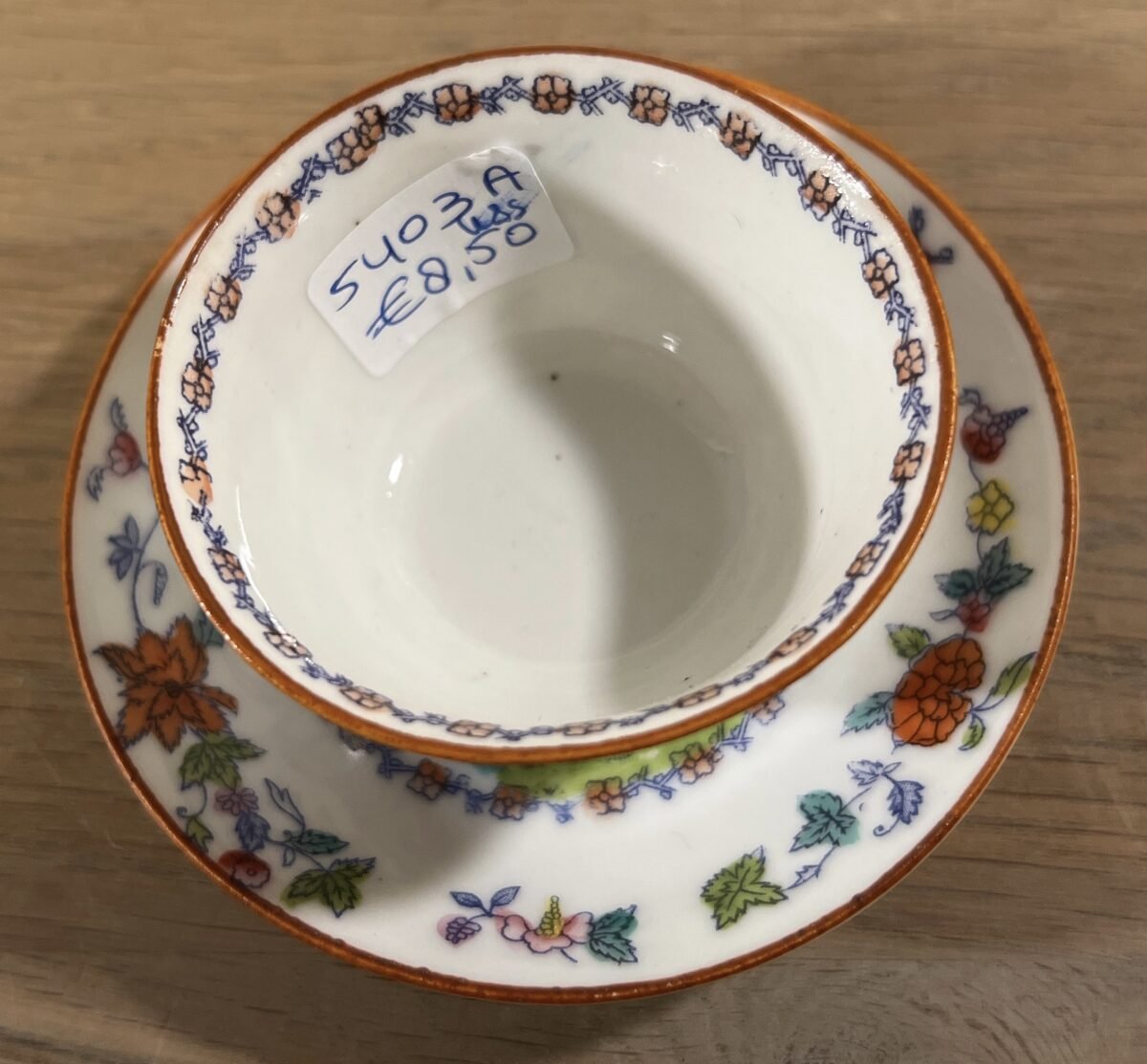 <p>Kommetje zonder oor met schoteltje - klein formaat (kinderserviesje?) - Mosa/Louis Regout - décor 373 van roze bloemen</p> - Mosa