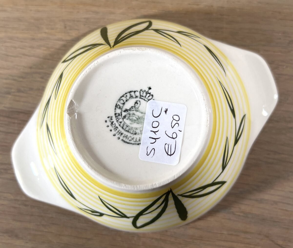 <p>Dessertschaal / Vlakommetje - Royal Sphinx - décor in gele ringen met groen gestileerde blaadjes</p> - Royal Sphinx