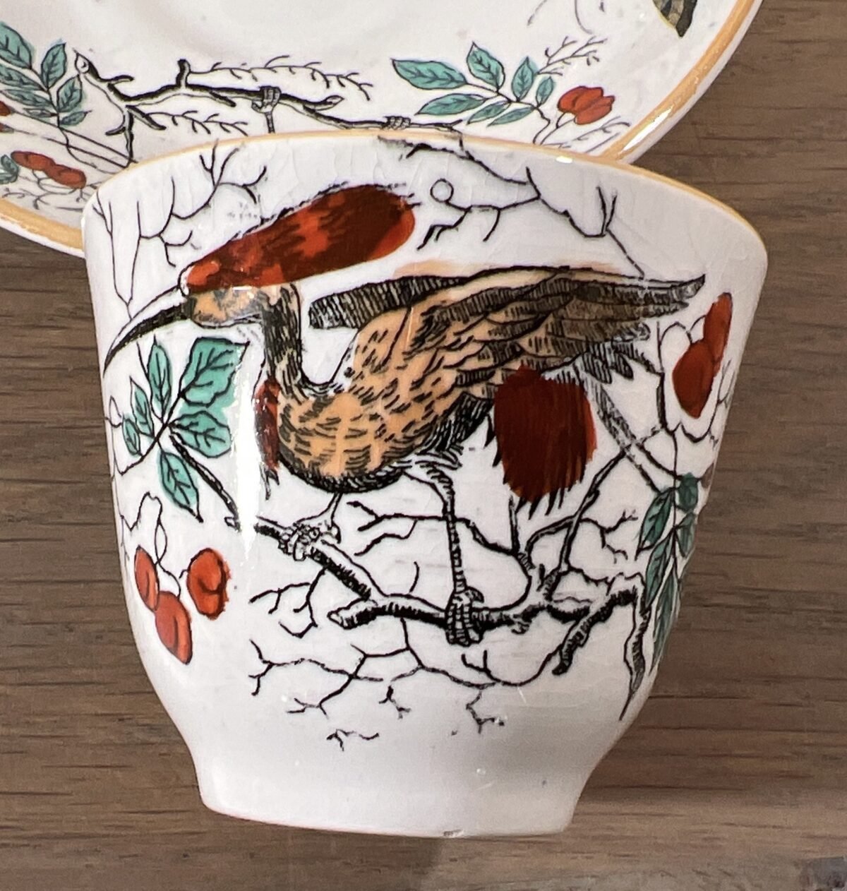 <p>Kommetje met schoteltje - Societe Ceramique Maestricht - décor OISEAUX-MOUCHES met oranje luster</p> - Sociéte Céramique