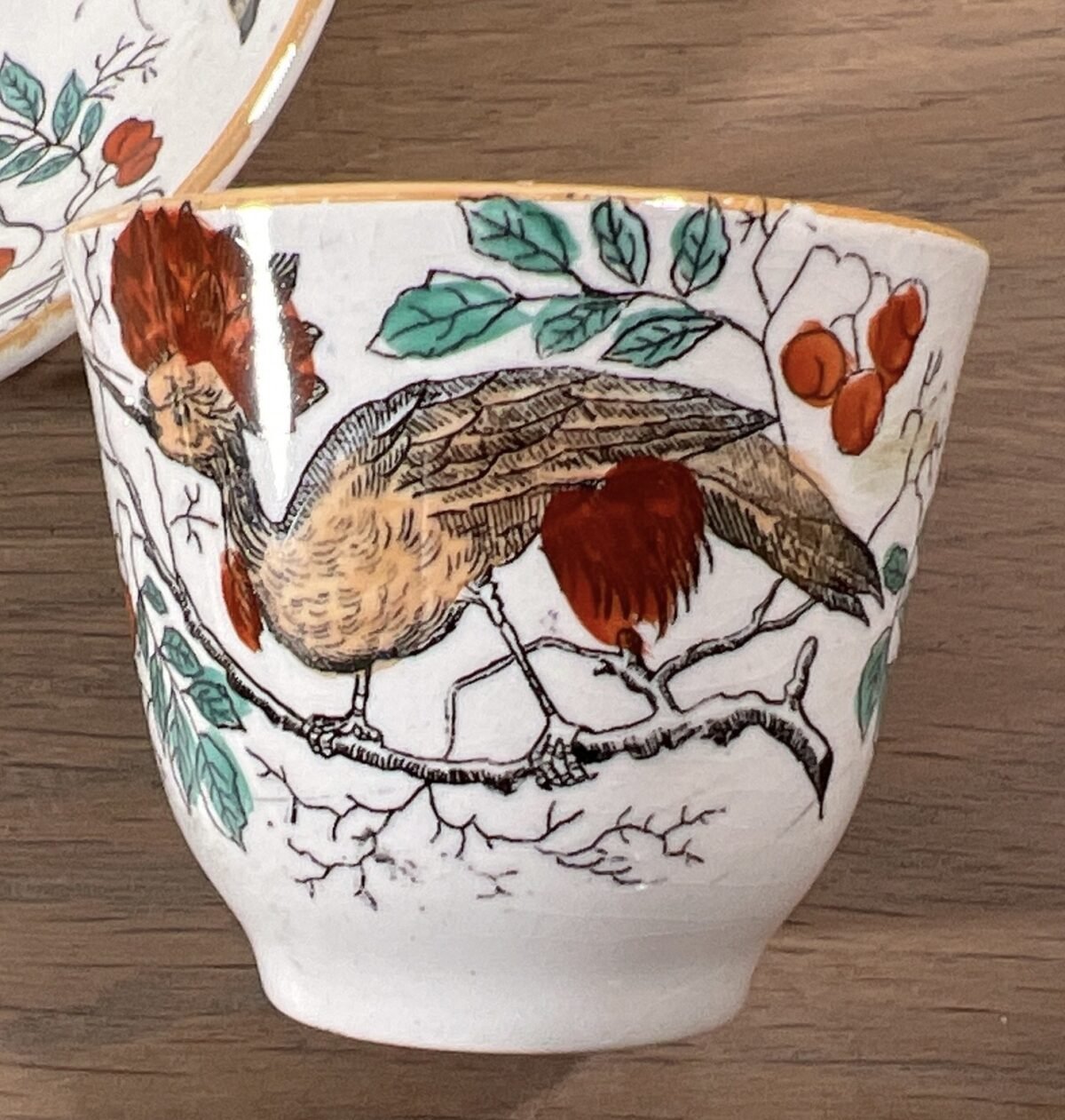 <p>Kommetje met schoteltje - Societe Ceramique Maestricht - décor OISEAUX-MOUCHES met oranje luster</p> - Sociéte Céramique