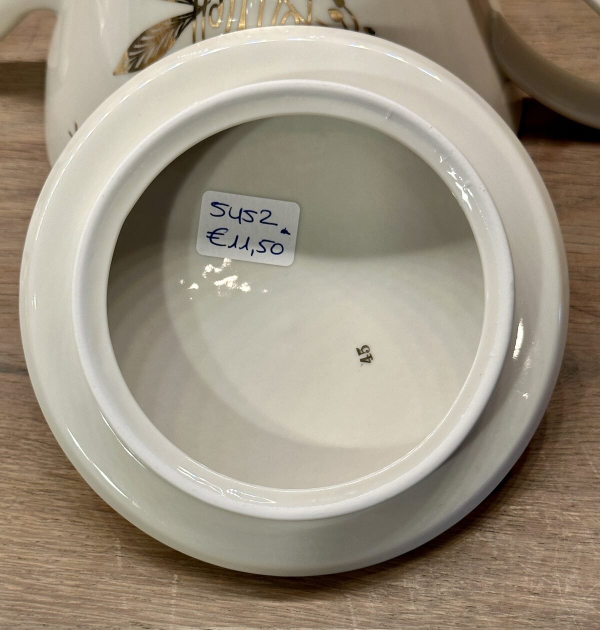 <p>Theepot - porselein - Seltman Johann Bavaria - décor in crème met goudaccenten en blaadjes in goudkleur</p> - Overig Duitsland