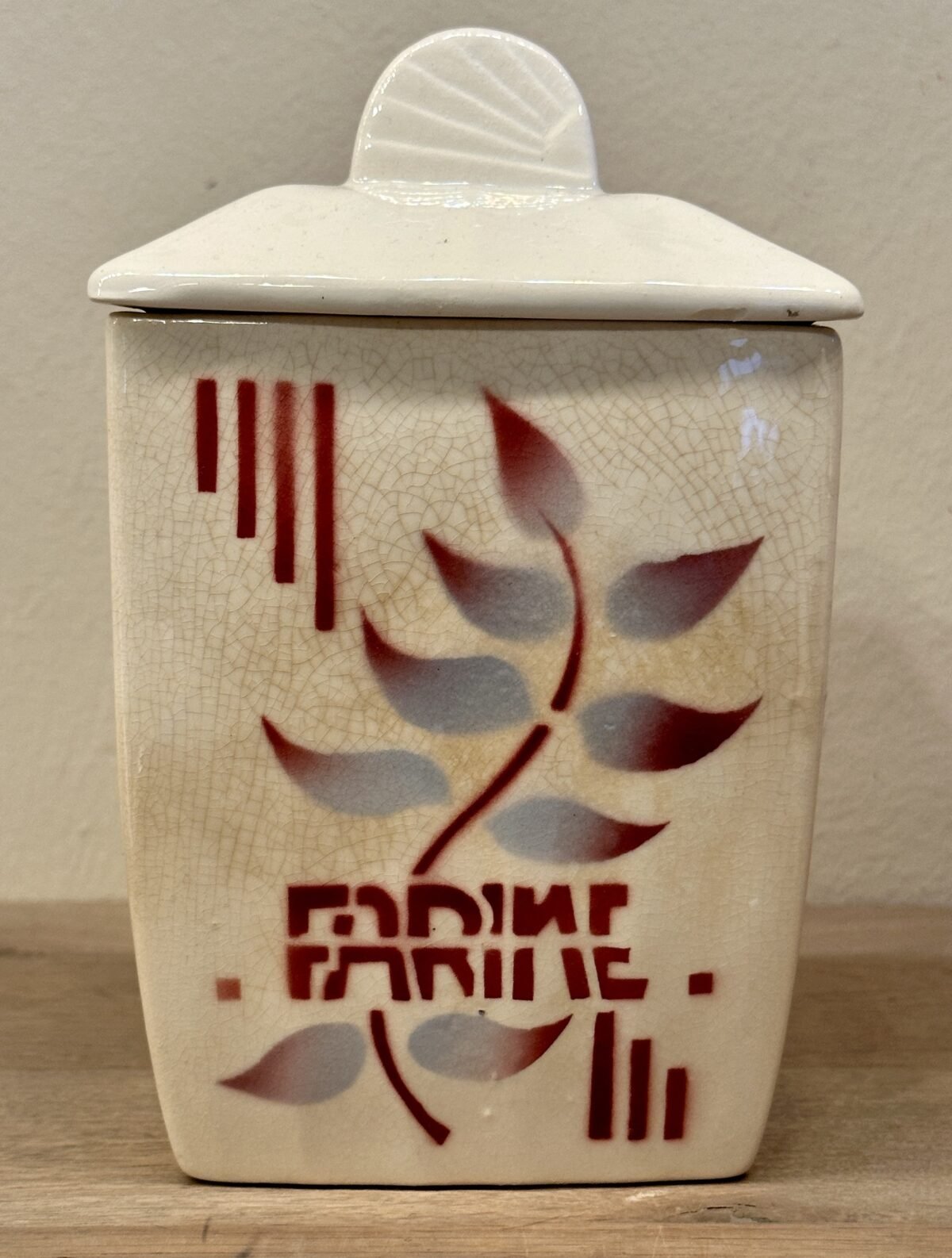 <p>Voorraadpot met opschrift FARINE - gemerkt France - uitvoering in rood en grijsblauw spuitdecor</p> - Overig Frankrijk