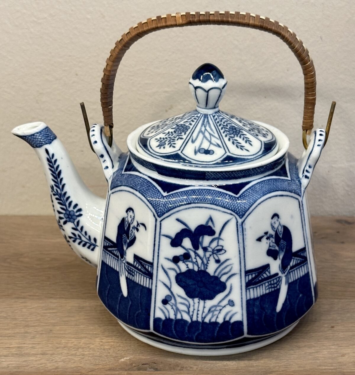 <p>Chocolade kan / Chocolade keteltje - kleiner model - Mosa/Louis Regout - décor LANGE LIJS hoekig model NANKING</p> - Mosa