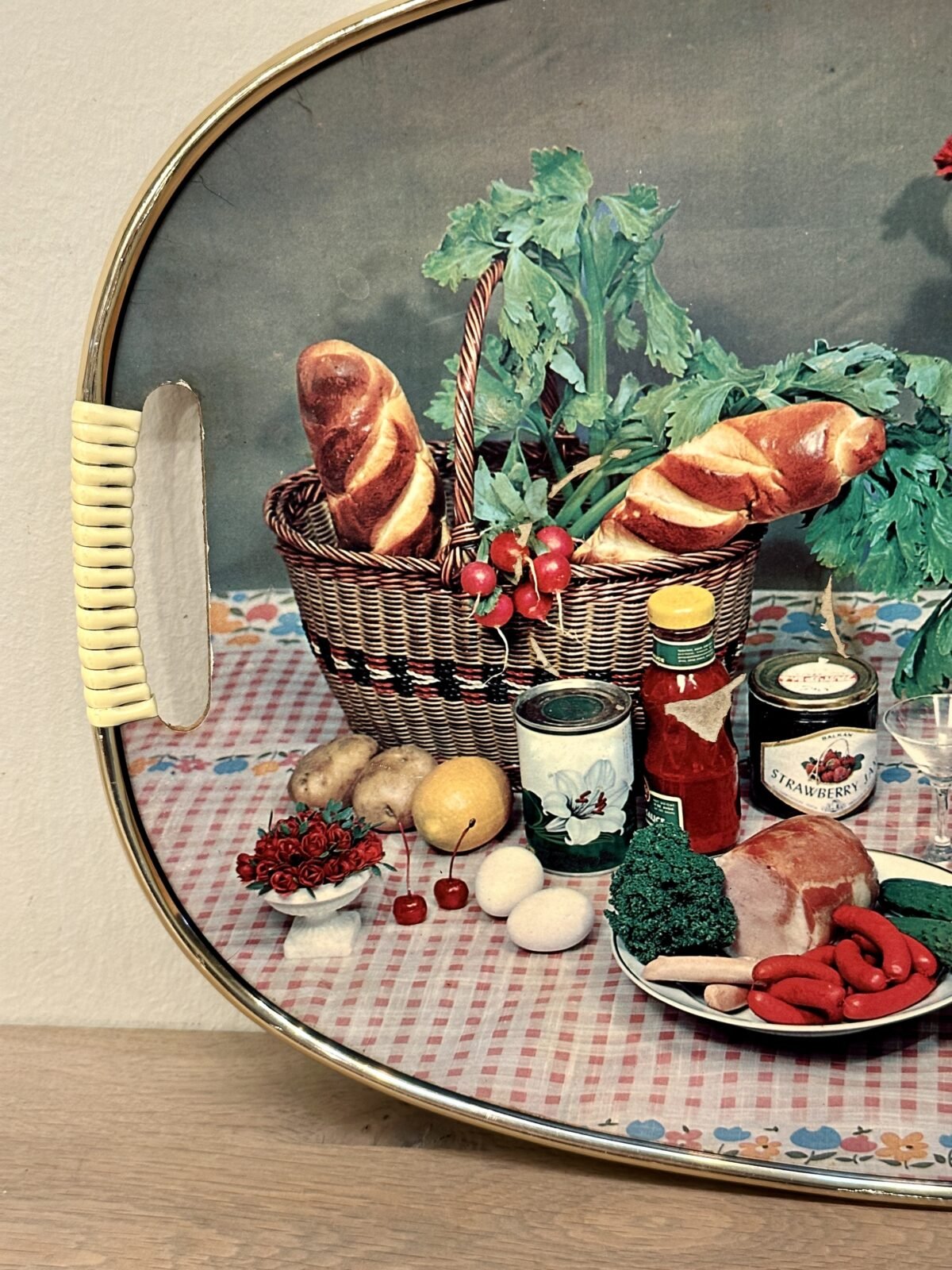 <p>Dienblad met geplastificeerde vintage décor afbeelding Vermouth, stokbrood, fruit, vlees, groenten en anjers</p> - Brocante