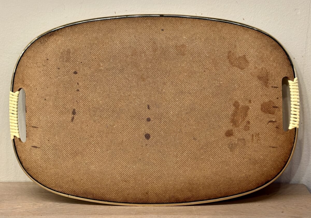 <p>Dienblad met geplastificeerde vintage décor afbeelding Vermouth, stokbrood, fruit, vlees, groenten en anjers</p> - Brocante