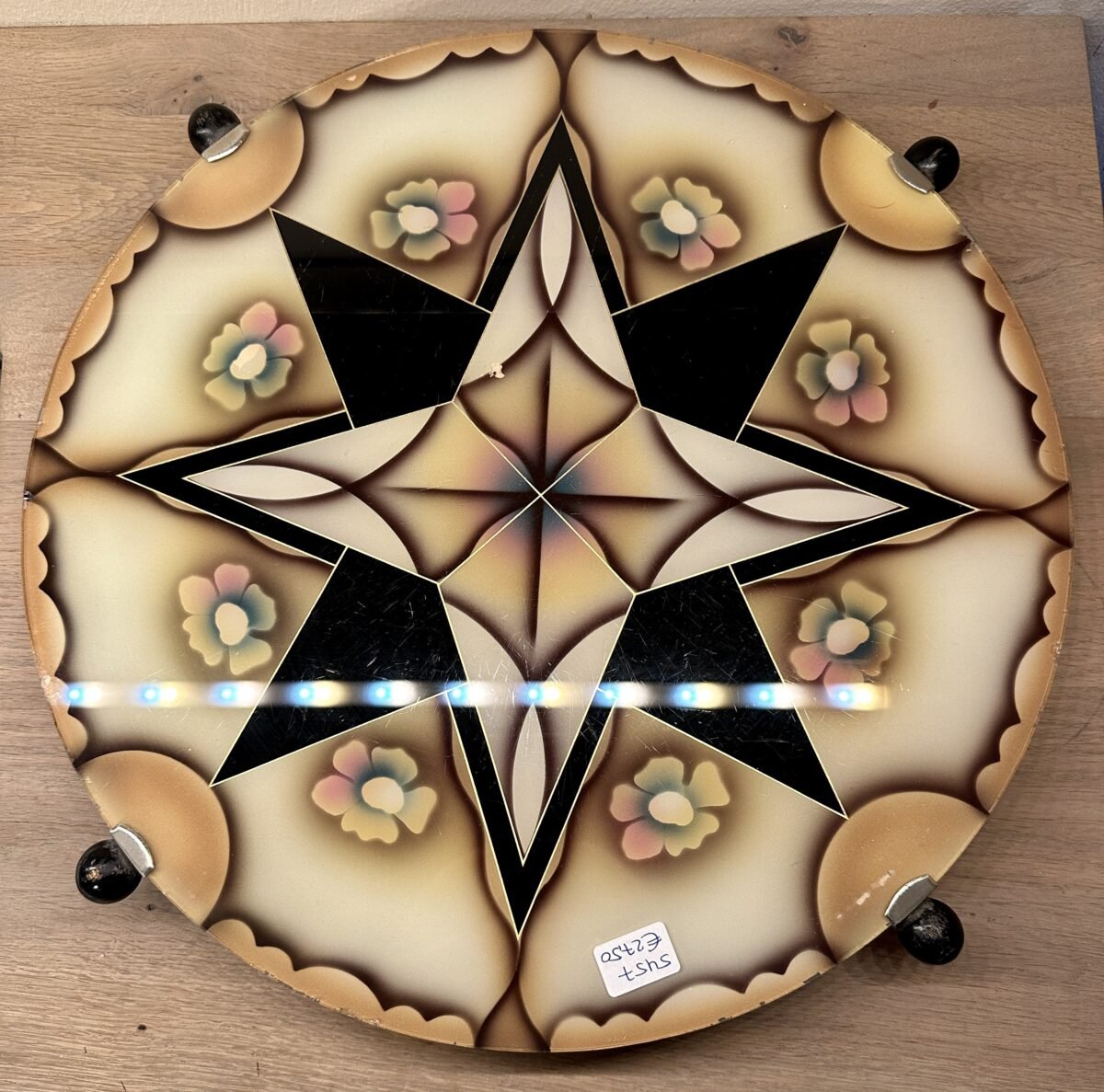 <p>Draaiplateau / Presenteerplateau van hout met glazen beschermingsplaat waaronder Art Deco decoratie</p> - Brocante