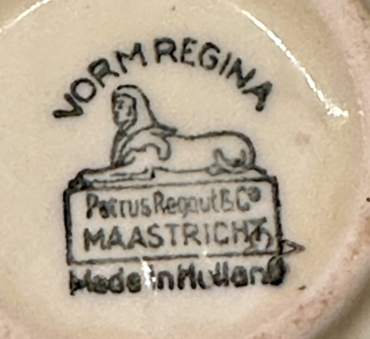 <p>Melkkan - Petrus Regout - vorm REGINA - décor in crème met goudkleur afwerking</p> - Petrus Regout