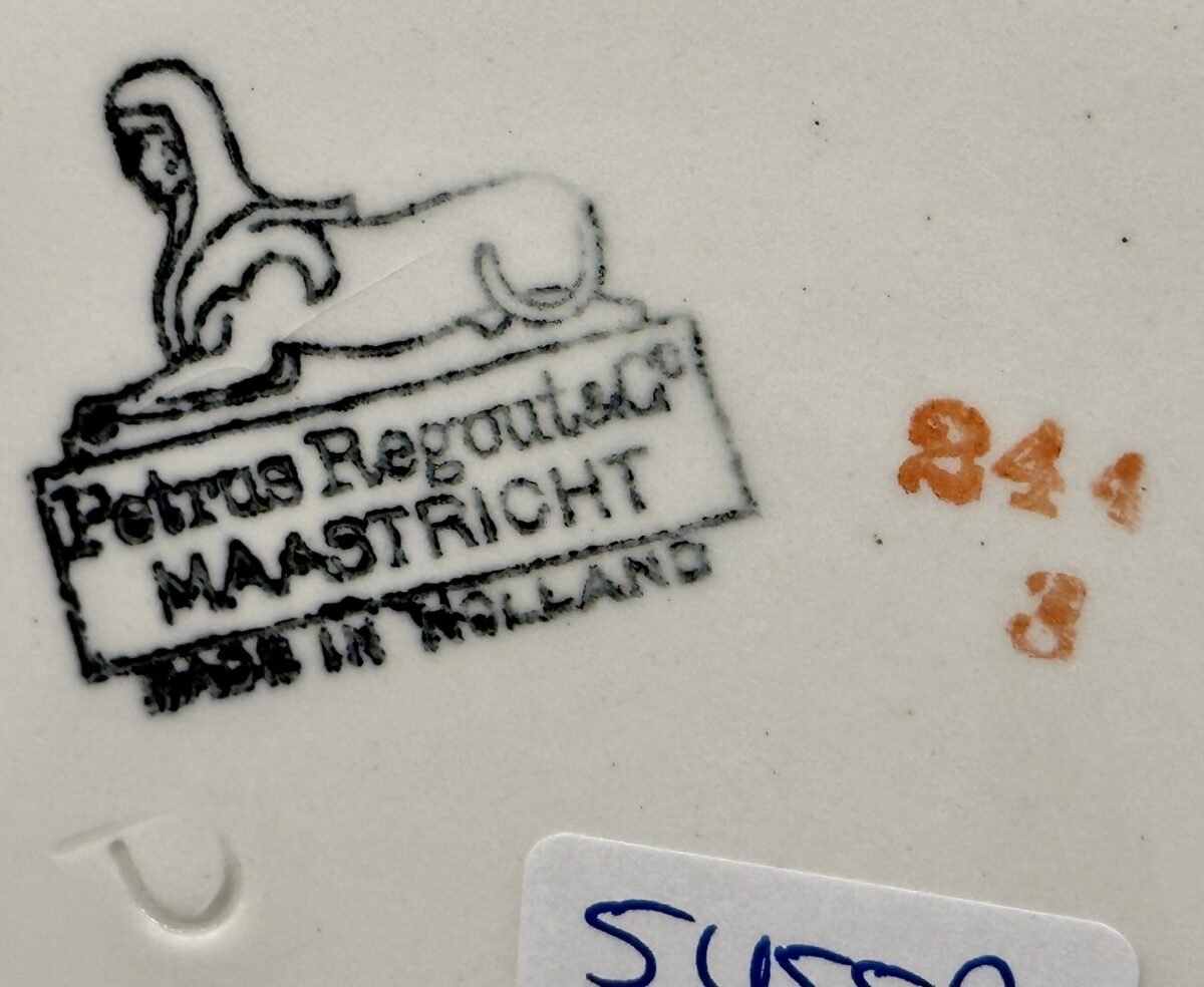 <p>Ontbijtbord / Dessertbord / Sierbord - Petrus Regout - décor 244 in groen met afbeelding van een vrouw</p> - Petrus Regout