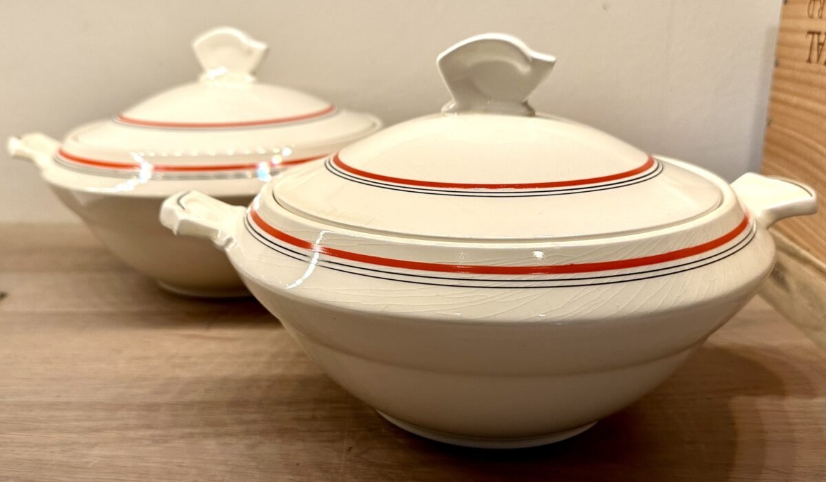 <p>Dekschaal / Terrine - Societe Ceramique Maestricht - model GOUDA (ca. 1934) in crème met oranje en zwarte accenten</p> - Sociéte Céramique