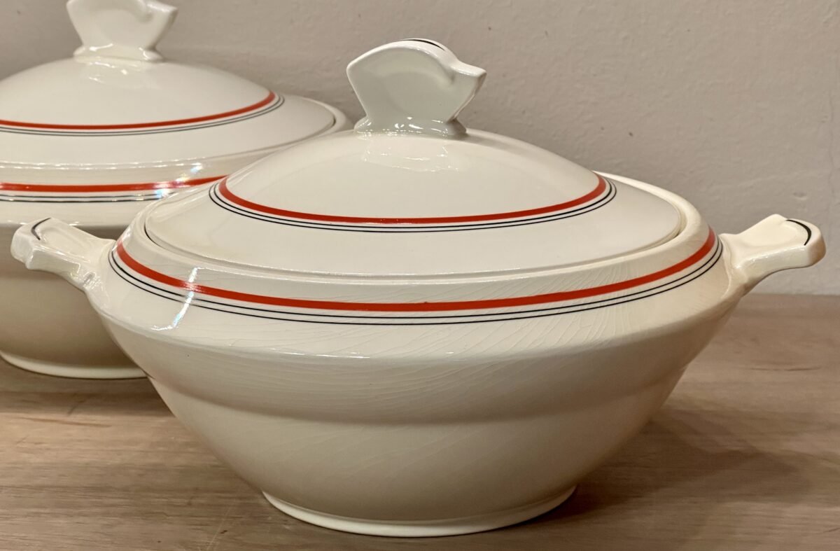 <p>Dekschaal / Terrine - Societe Ceramique Maestricht - model GOUDA (ca. 1934) in crème met oranje en zwarte accenten</p> - Sociéte Céramique