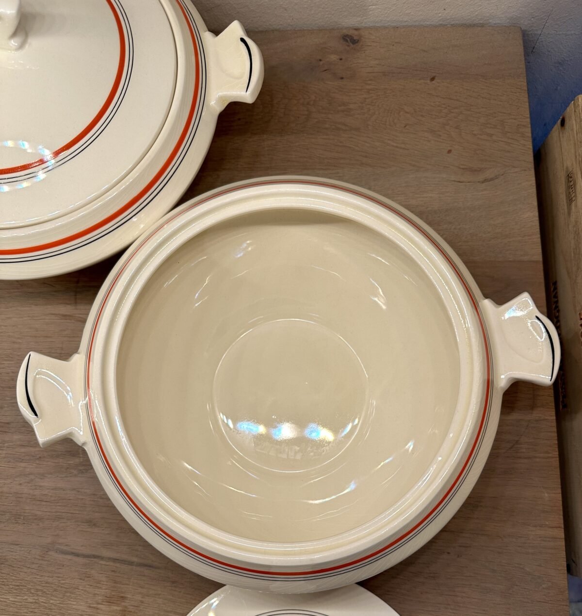 <p>Dekschaal / Terrine - Societe Ceramique Maestricht - model GOUDA (ca. 1934) in crème met oranje en zwarte accenten</p> - Sociéte Céramique