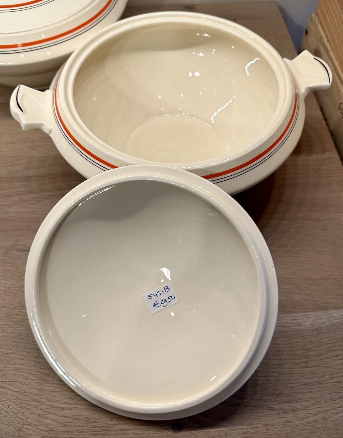 <p>Dekschaal / Terrine - Societe Ceramique Maestricht - model GOUDA (ca. 1934) in crème met oranje en zwarte accenten</p> - Sociéte Céramique