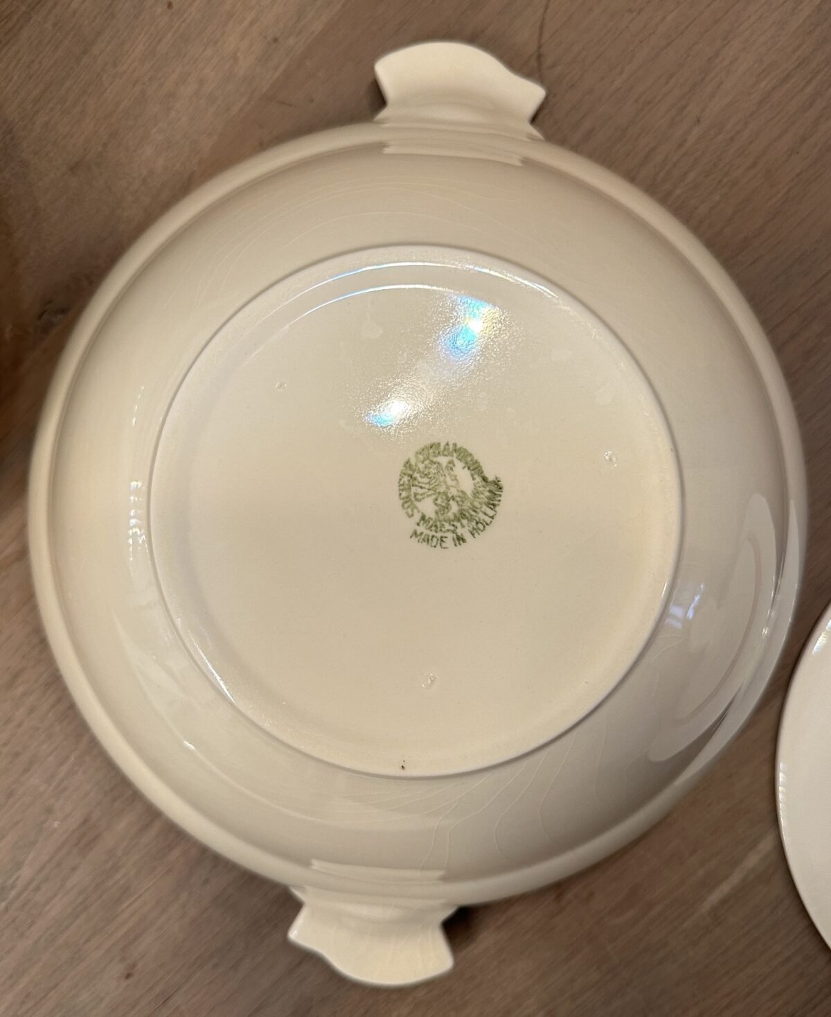 <p>Dekschaal / Terrine - Societe Ceramique Maestricht - model GOUDA (ca. 1934) in crème met oranje en zwarte accenten</p> - Sociéte Céramique