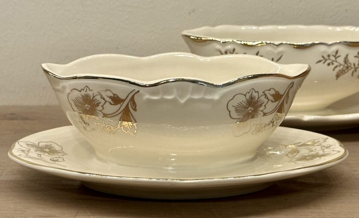 <p>Juskom / Sauskom - Boch - model FESTIVAL (1950-1955) - décor CHRISTINE met goudgekleurde decoratie</p> - Boch