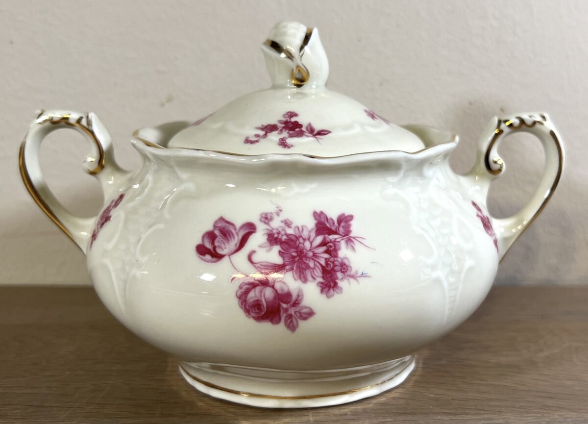 <p>Suikerpot - Mosa - 3 bogen (1960s) - model BAROK met décor van roze/paarse bloemen</p> - Mosa