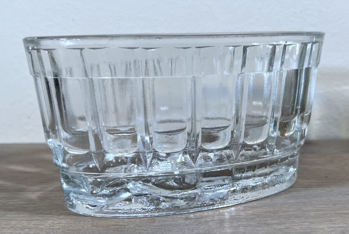 <p>Puddingvorm / Jelly Mould - ovaal glazen model met afbeelding beertje dat pudding presenteert</p> - Brocante