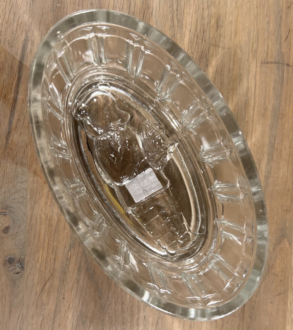 <p>Puddingvorm / Jelly Mould - ovaal glazen model met afbeelding beertje dat pudding presenteert</p> - Brocante