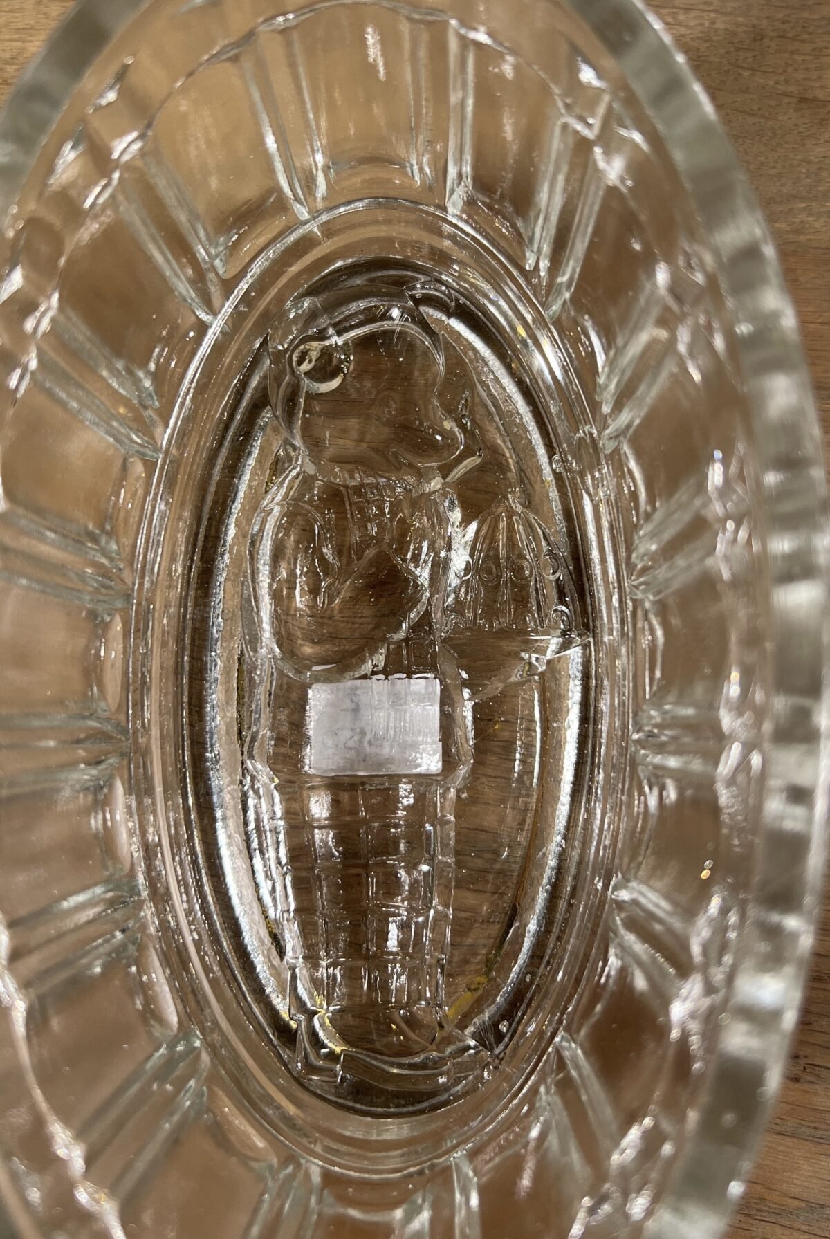 <p>Puddingvorm / Jelly Mould - ovaal glazen model met afbeelding beertje dat pudding presenteert</p> - Brocante