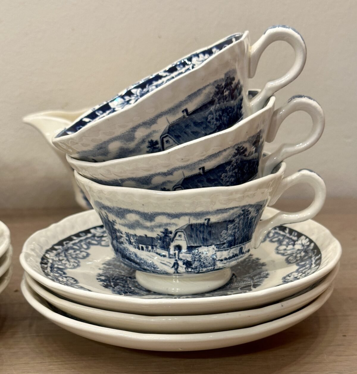 <p>Kop en schotel - Société Céramique Maestricht - décor BOERENHOEVE blauw</p> - Sociéte Céramique
