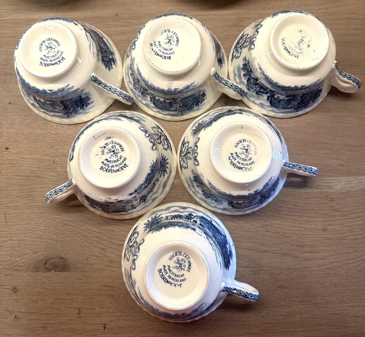 <p>Kop en schotel - Société Céramique Maestricht - décor BOERENHOEVE blauw</p> - Sociéte Céramique