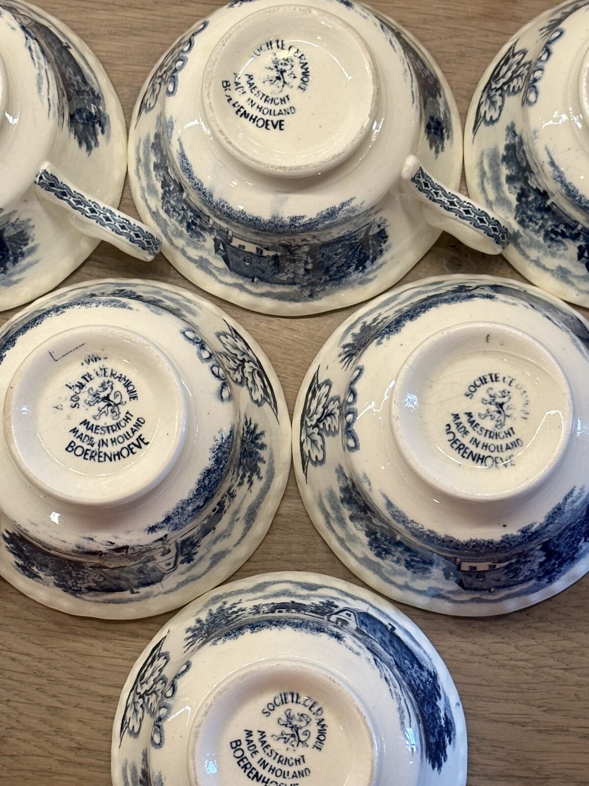 <p>Kop en schotel - Société Céramique Maestricht - décor BOERENHOEVE blauw</p> - Sociéte Céramique