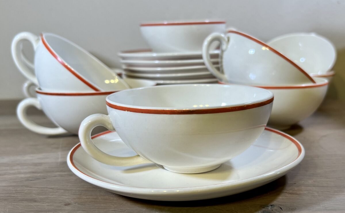 <p>Theekop en schotel - Villeroy & Boch Dresden - Art Deco 1930s - uitgevoerd in crème met een oranje lijntje</p> - Villeroy & Boch