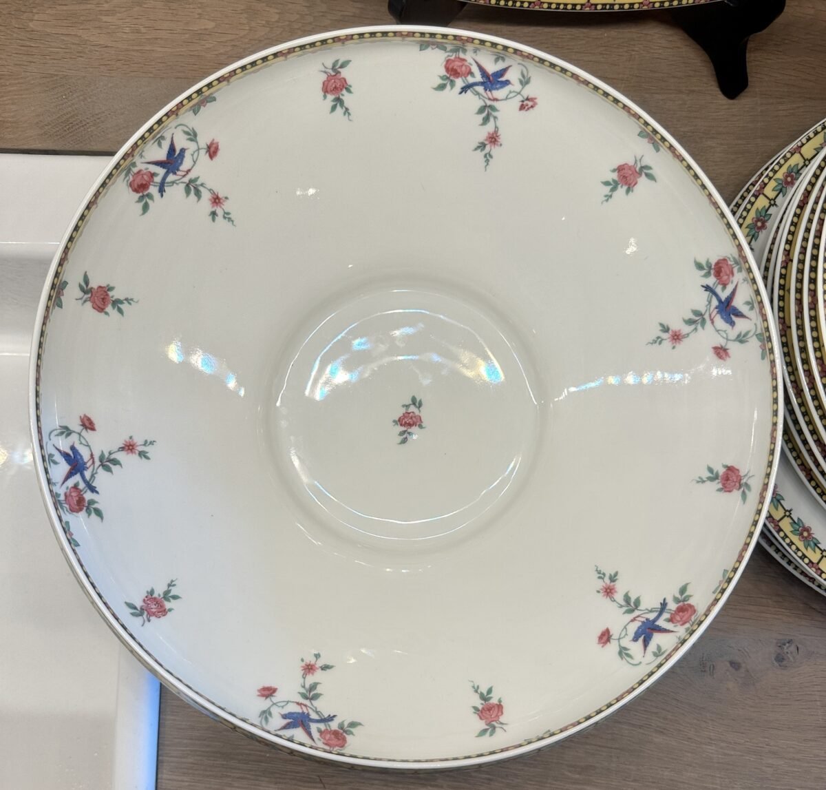 <p>Saladeschaal - groot model - Limoges B & Cie (Balleroy) - décor in geel - gemaakt voor/verkocht door A. Tytgad</p> - Overig Frankrijk