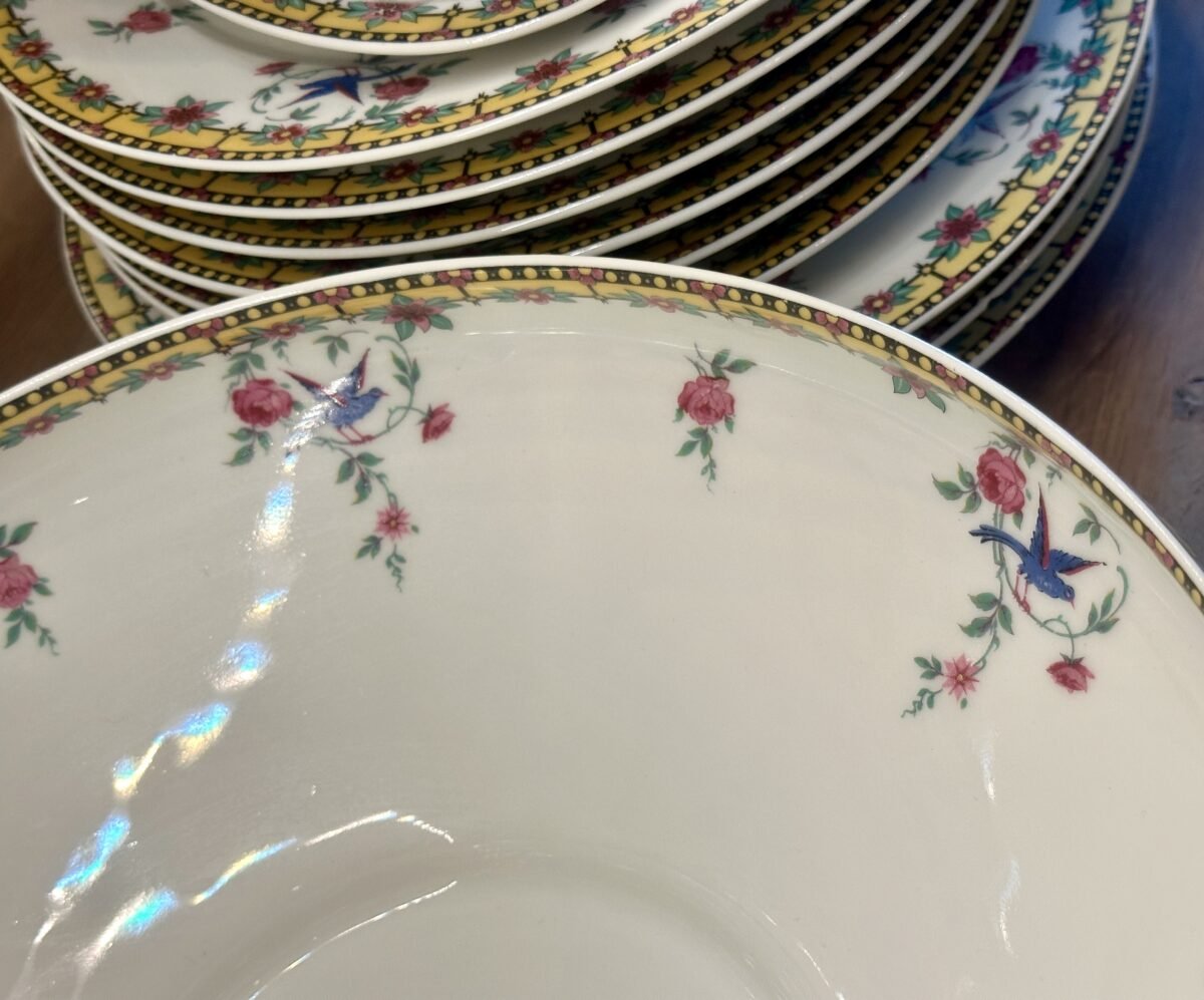 <p>Saladeschaal - groot model - Limoges B & Cie (Balleroy) - décor in geel - gemaakt voor/verkocht door A. Tytgad</p> - Overig Frankrijk