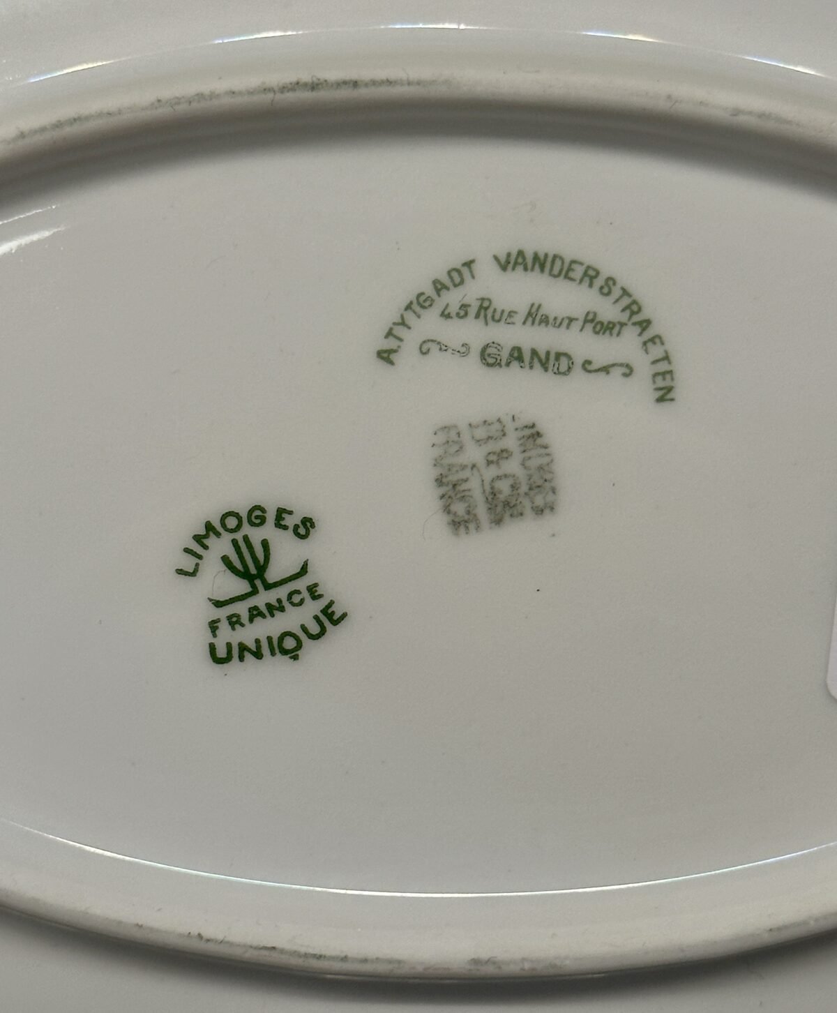 <p>Schaal - groter ovaal model - Limoges B & Cie (Balleroy) - décor in geel - gemaakt voor/verkocht door A. Tytgad</p> - Overig Frankrijk