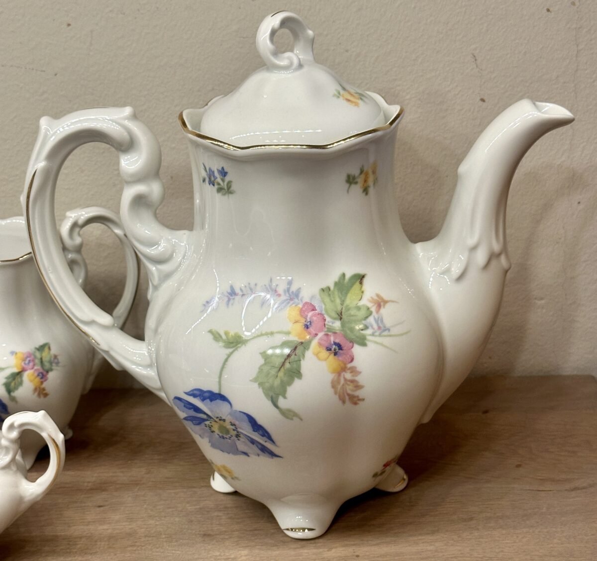 <p>Koffiepot - Königszelt (Poland) - model op pootjes met een décor van geel/roze bloemen</p> - Polen