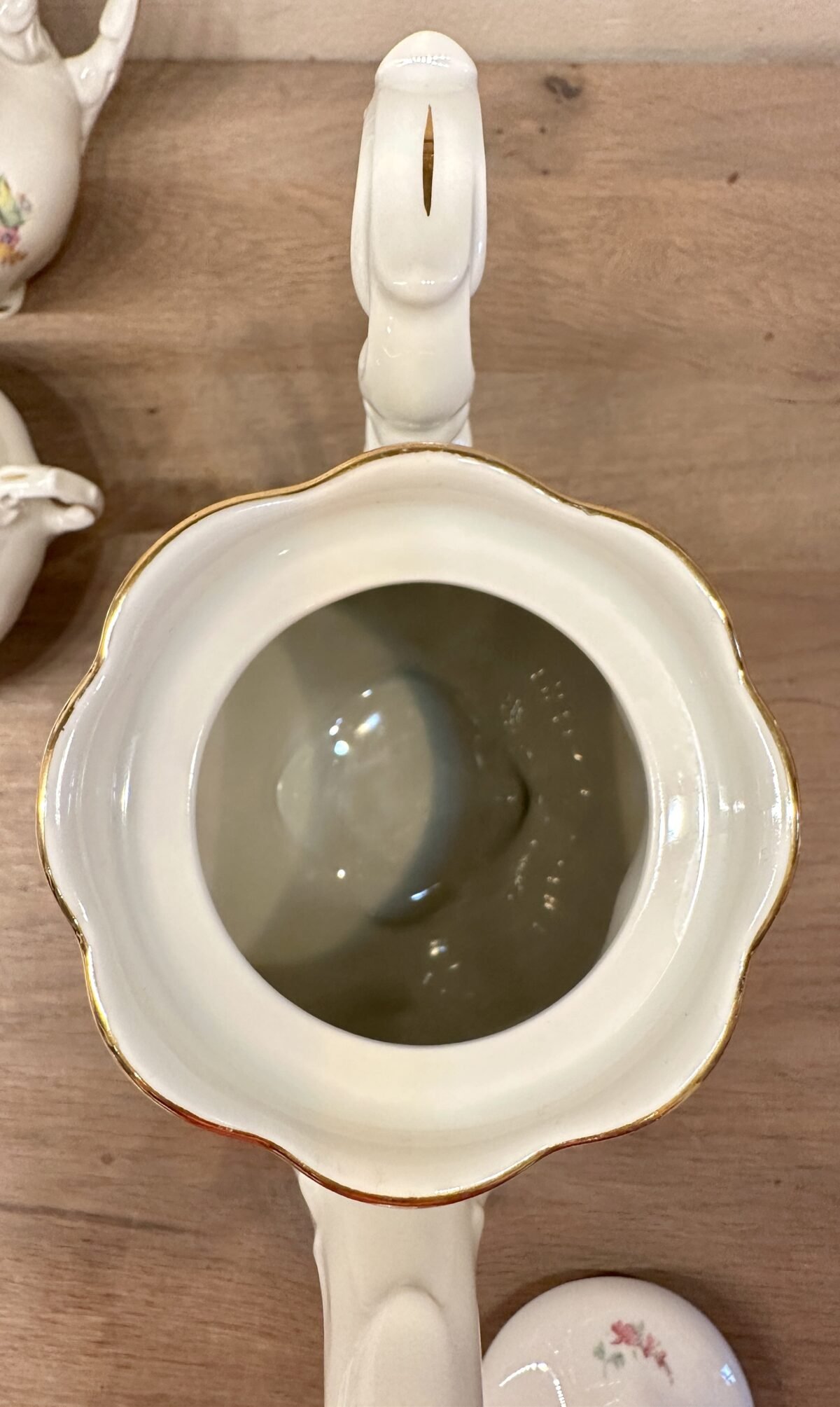 <p>Koffiepot - Königszelt (Poland) - model op pootjes met een décor van geel/roze bloemen</p> - Polen